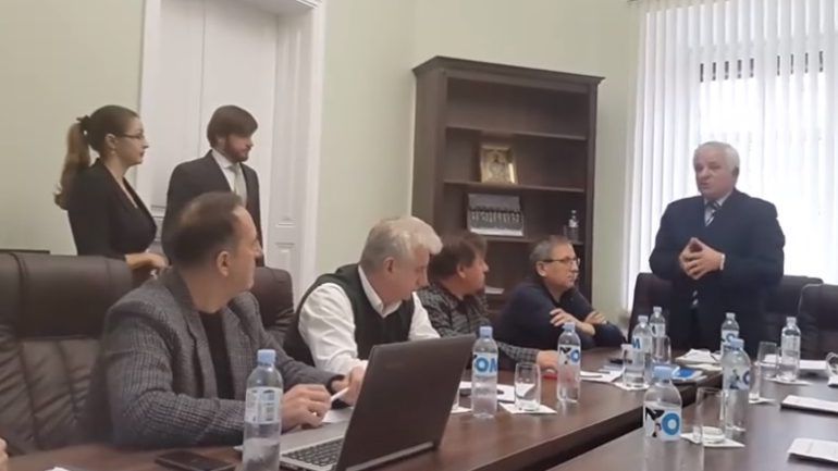 Согласно некоторым источникам, основанием для увольнения генерального секретаря послужил Отчет Комиссии цензоров, которые установили, что секретарь разрешил потратить более 140 000 леев на организацию 8 марта в одном из роскошных столичных ресторанов. Фото: bizlaw.md.