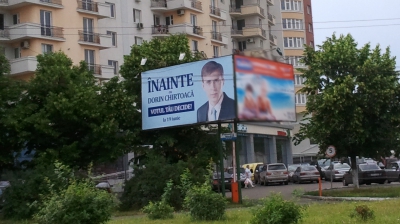 Градоначальник потребовал провести служебное расследование и не продлевать лицензии фирмам, а также демонтировать рекламные панно в городе. Фото: publika.md
