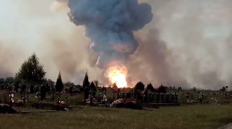 Incendiu puternic la Donețk: Depozite cu deșeuri chimice au luat foc