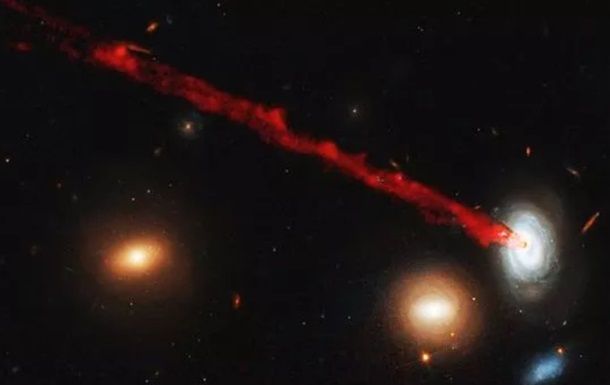 Hubble снял извергающую газ умирающую галактику.