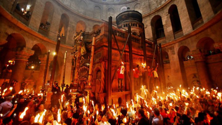 Focul divin se aprinde în fiecare an la Biserica Sfântului Mormânt în timpul vecerniei din Sâmbăta Mare.