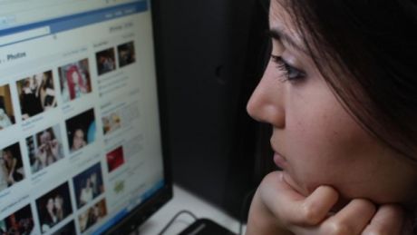Bărbații sunt mai agresivi și certăreți pe Internet decât femeile. Foto: forum.kompas.com