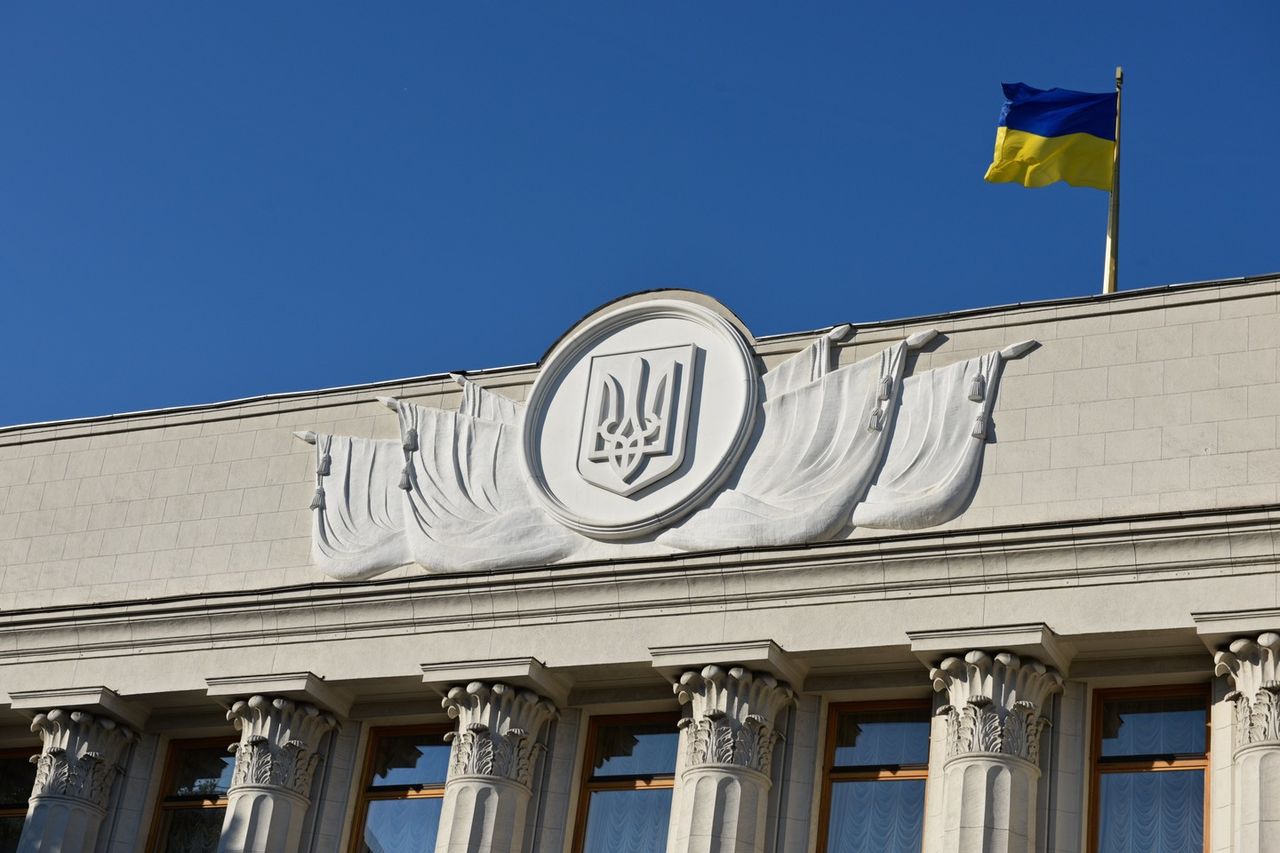 При этом он отметил, что на Украине закрываются предприятия, производство "загибается".