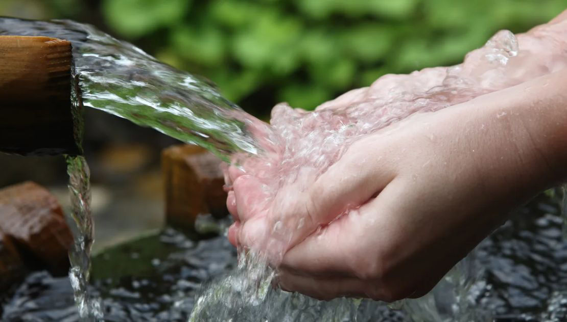 Жители Дурлешт рискуют заболеть, употребляя воду из двух родников.