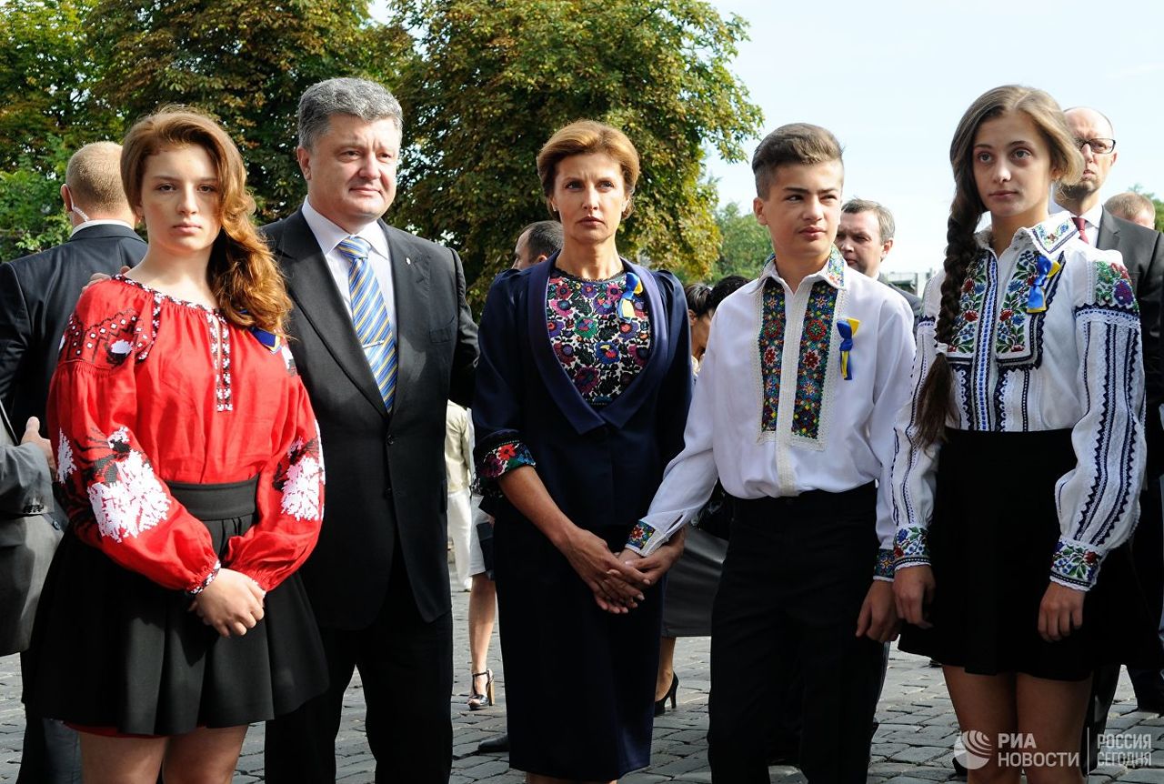 СМИ узнали имена, под которыми семья Порошенко тайно выезжает из страны.