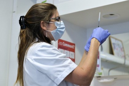 В настоящее время, по словам Набарро, идет первая фаза испытаний двух перспективных вакцин.