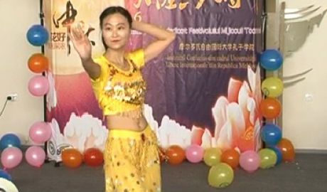 В Китае праздник отмечается музыкой, танцами и праздничным застольем.
