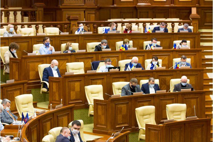 Депутаты будут приносить присягу перед парламентом.