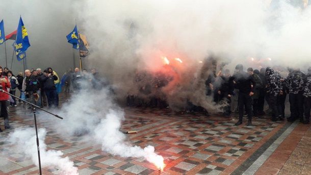 Сегодня украинские националисты собрались под стенами Верховной Рады.