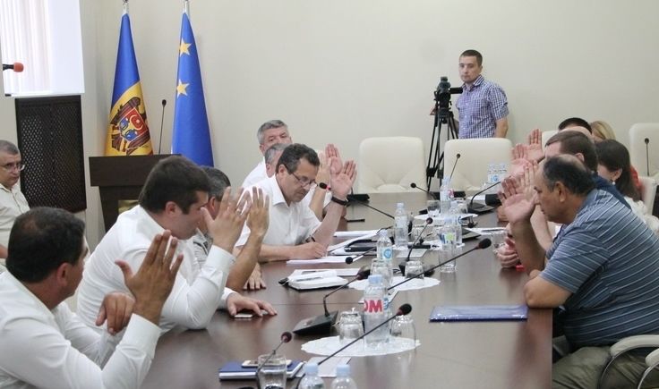 В завершение дискуссий группа депутатов единогласно приняла решение о переносе экстренного заседания.