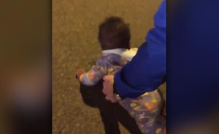 Bebeluș de nouă luni, găsit mergând de-a bușilea, singur, pe o stradă