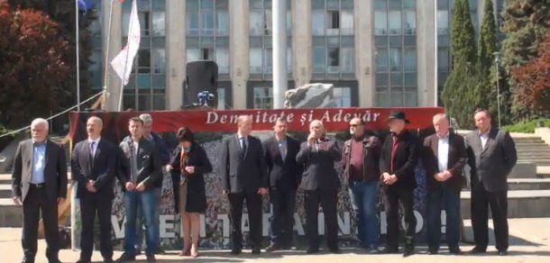 Pânzari a arătat presei imaginile video cu protestatarii care au aruncat cu pietre în poliţişti. Foto: captură video