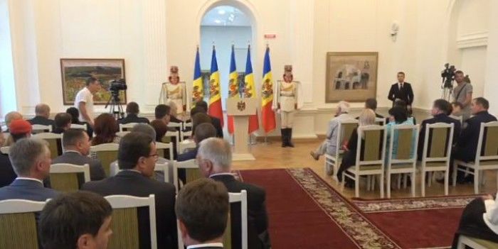 Candu a decorat cu „Medalia Democrației”. Cine-s personalitățile