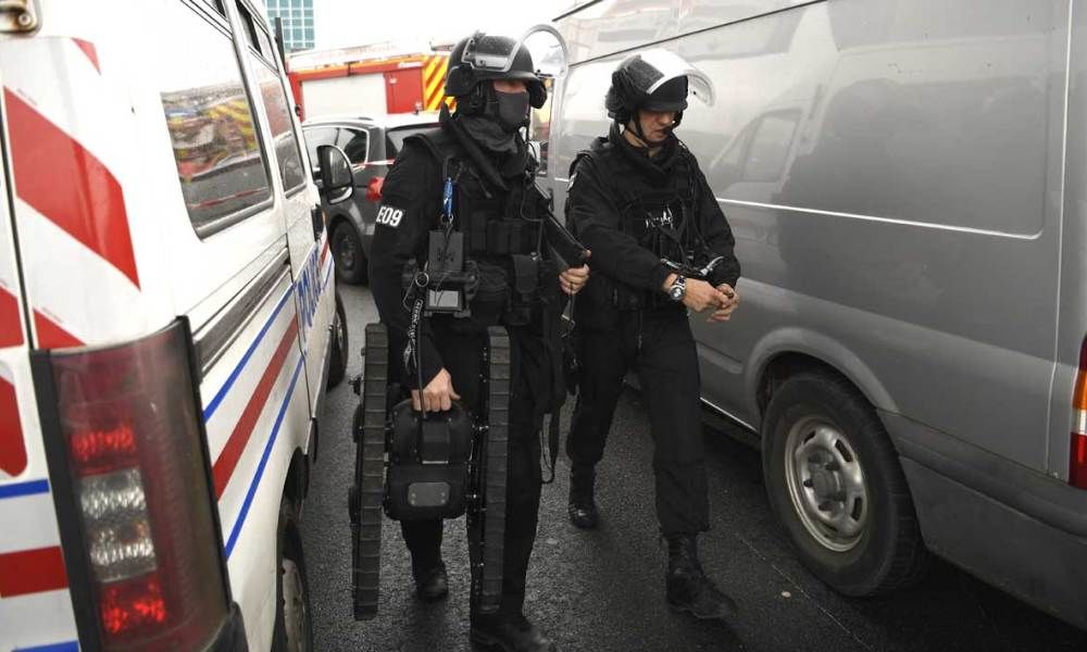 В аэропорту в Париже мужчина был убит при нападении на военных.