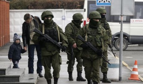 Omuleţii verzi” au fost numiţi militarii ruşi care au apărut în uniforme fără însemne în Crimeea. Foto: AFP