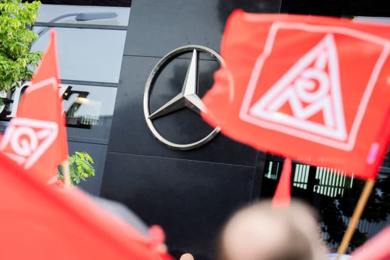 В Германии против продажи автосалонов Mercedes протестуют тысячи людей.