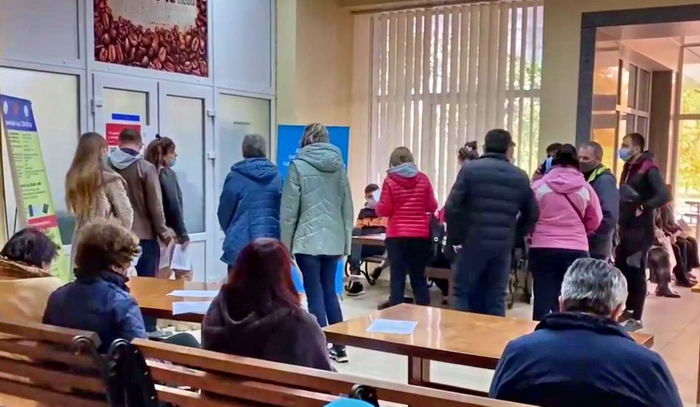 В Одессе на вакцинацию выстроились огромные очереди.