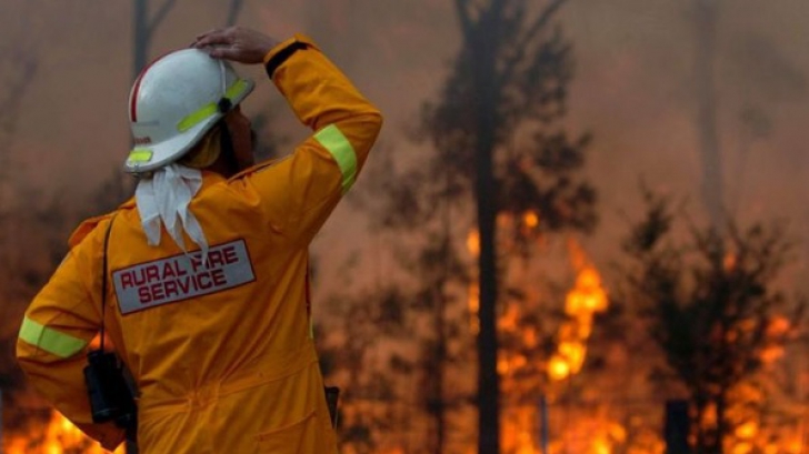 Pompierii sunt îngrijorați mai ales de faptul că o creștere a temperaturilor marți și miercuri ar putea amplifica incendiile.
