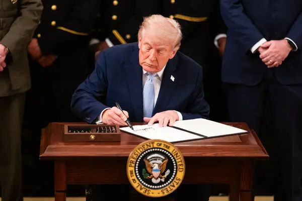 Подпись Трампа появится на долларах США в честь 250-летия страны.