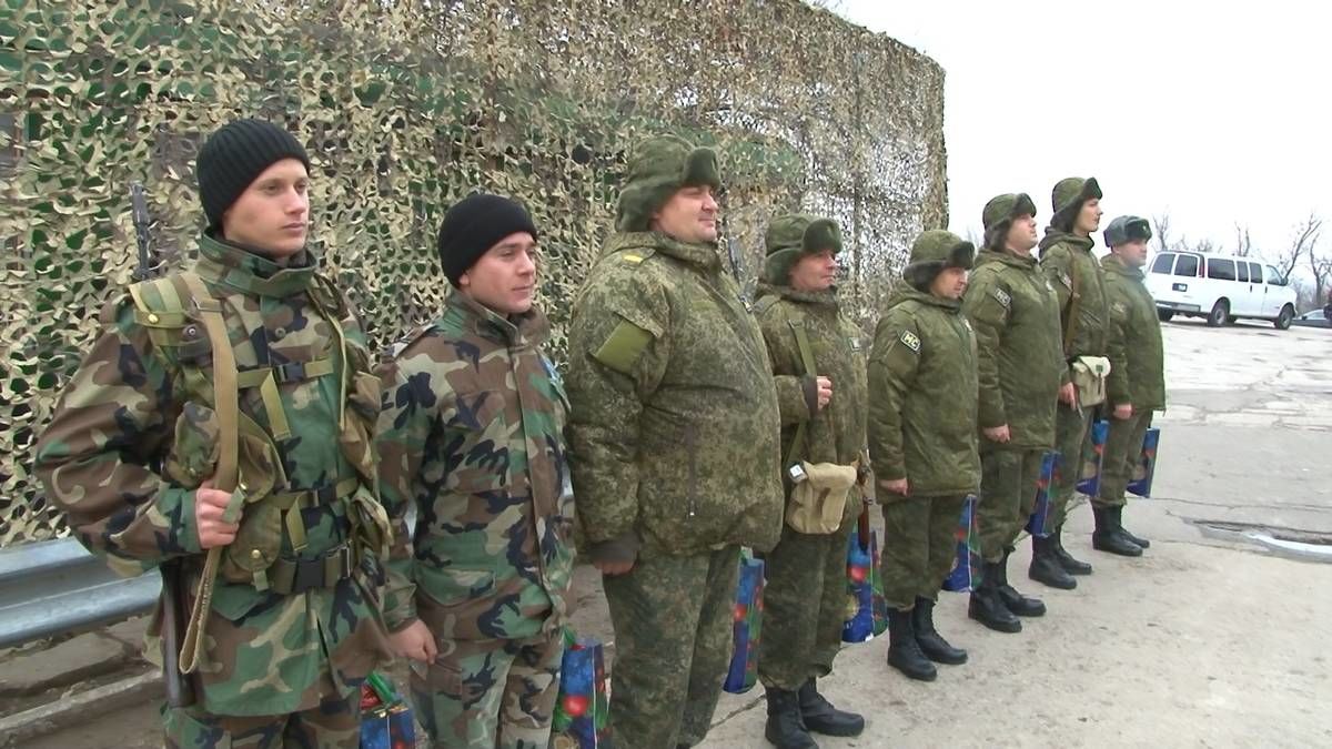 Представители ОКК поздравили миротворцев с наступающим Новым годом.