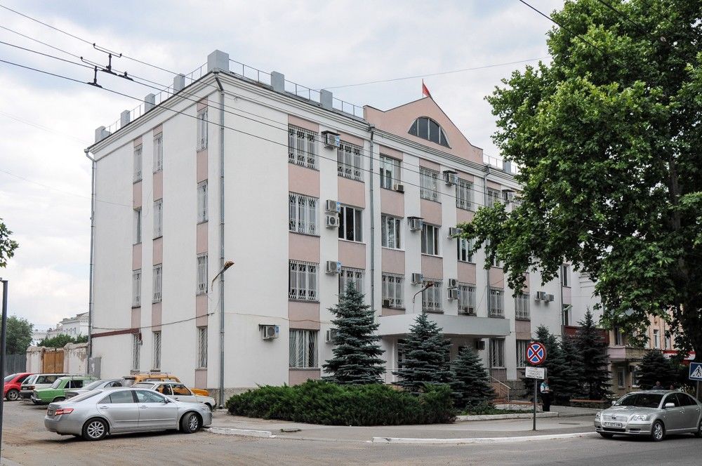 Экс-чиновницы признаны тираспольским городским судом виновными и приговорены заочно к 8 годам лишения свободы каждая.