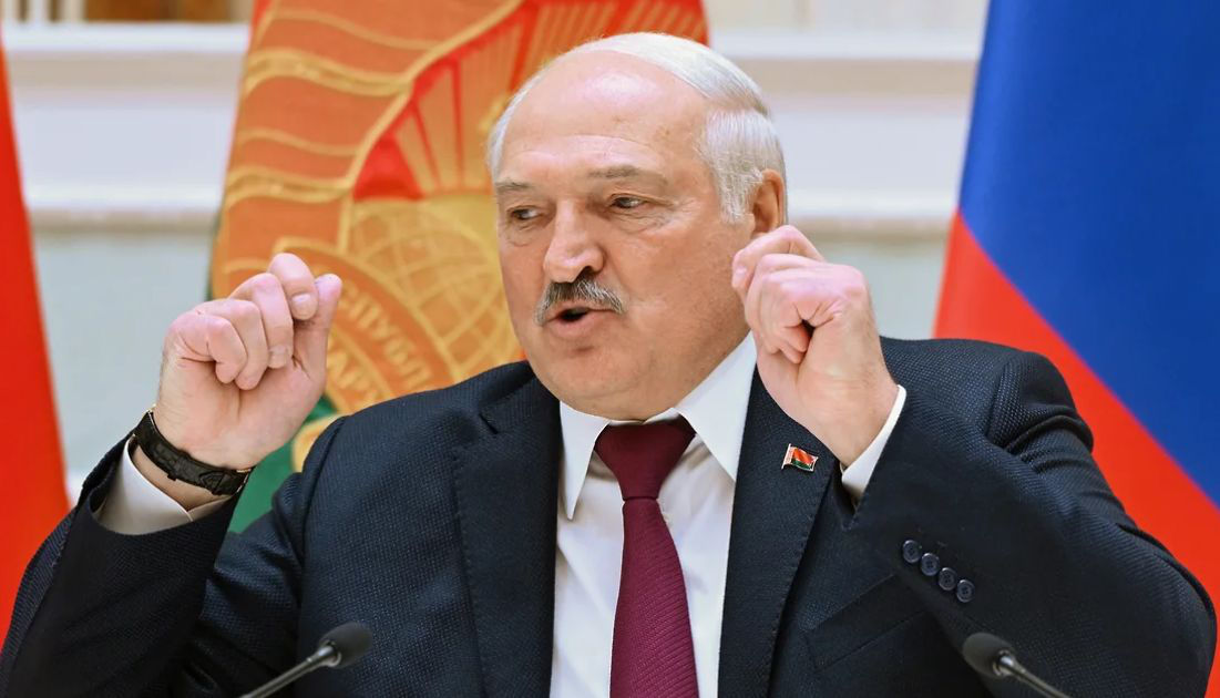 Лукашенко потребовал ускорить строительство белорусских портов в России.
