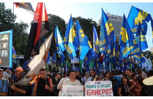 Правоохранительные органы задержали около 30 участников акции протеста.