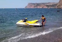 Молдаванин арендовал гидроцикл для того, чтобы прокатиться по морю.