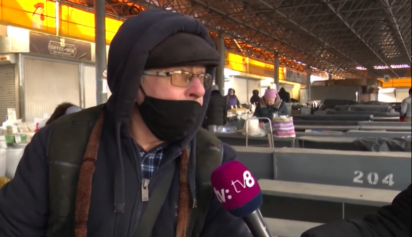 Целый день на холоде, а спроса нет. 