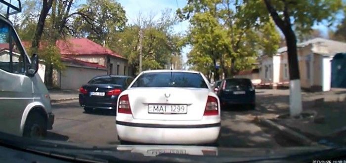 Încălcările făcute cu două mașini de la MAI și Registru, depistate de un șofer din Chișinău. 