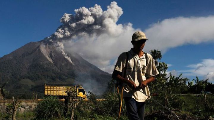 Indonezia: Peste 42.700 de persoane evacuate din cauza unui vulcan