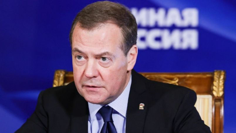 Медведев предложил не пускать «предателей» в Россию и лишить их заработка.