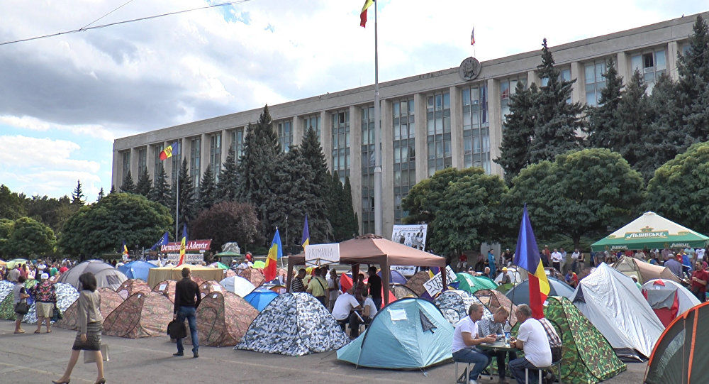 Митингующие в Кишиневе не собираются отказываться от озвученных ранее требований.