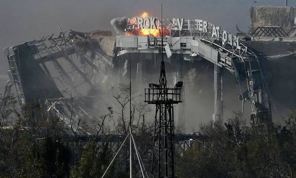 Порошенко: Мы восстановим донецкий аэропорт под украинским флагом