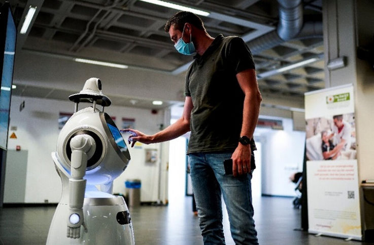 Un robot al unui spital: Măsoară temperatura și verifică dacă ai mască