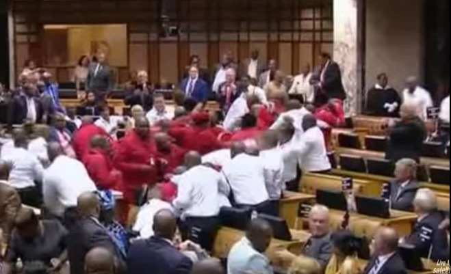 За последний месяц это уже вторая крупная драка в парламенте ЮАР.