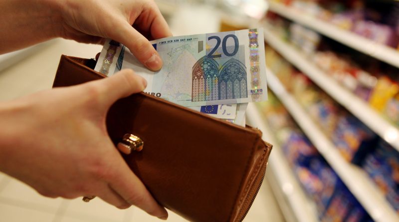 Adoptarea monedei unice în absența competititivității economice este riscantă.