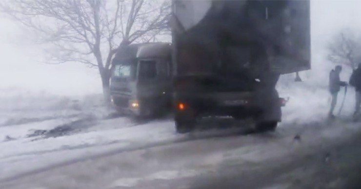 На рыбницкой трассе занесло фуру.