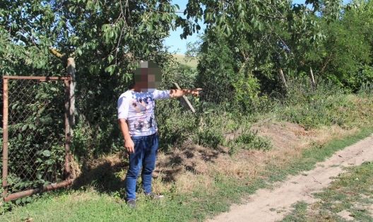 Şantajaţi şi impuşi să-şi sape propria groapă. Patru indivizi, reţinuţi. Foto: politia.md