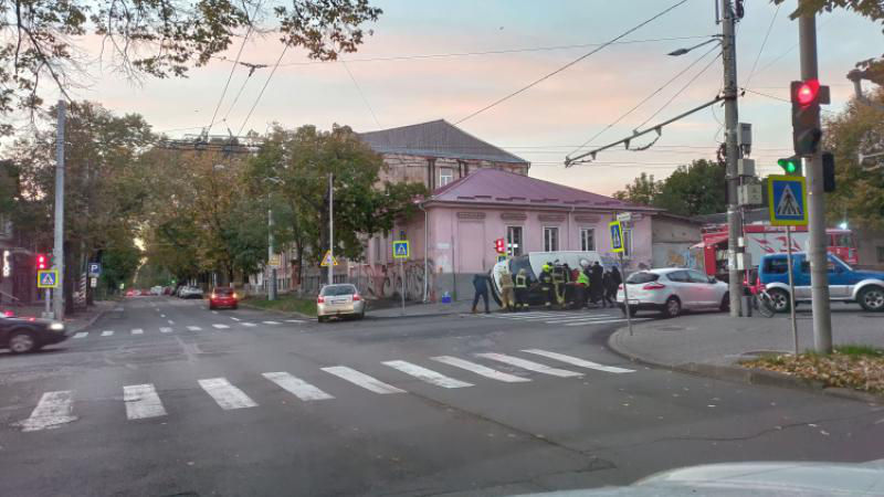 В столице в результате ДТП перевернулась машина скорой помощи.