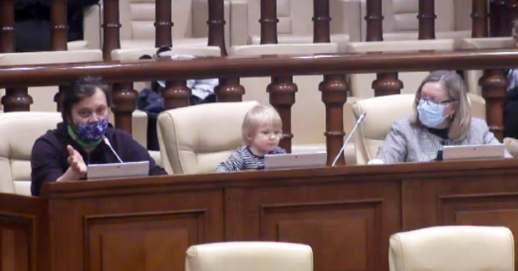 Депутат Алайба привел ребенка на пленарное заседание.