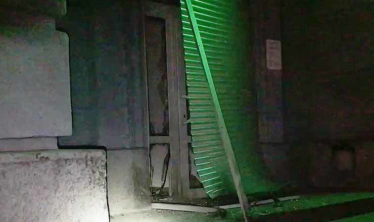 Неизвестные ночью бросили взрывчатку в столичный магазин.