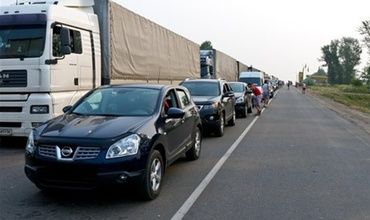 Чтобы пересечь границу людям пришлось прождать несколько часов.