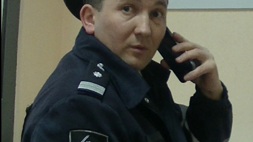 Начальник полиции обустроил квартиру в рабочем помещении. 