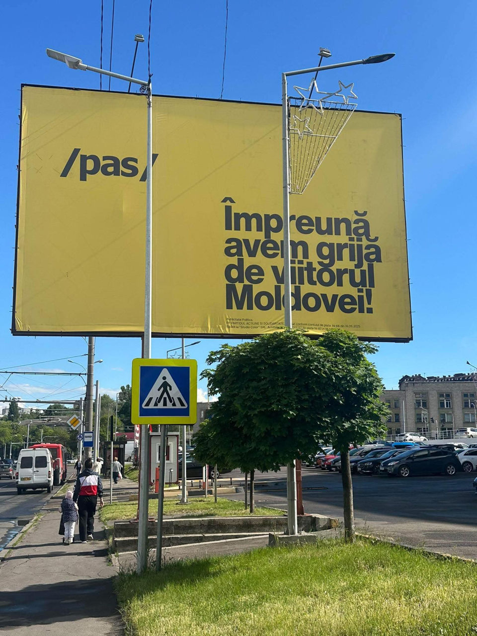 Panouri publicitare PAS cu mesaje electorale, observate în Capitală.