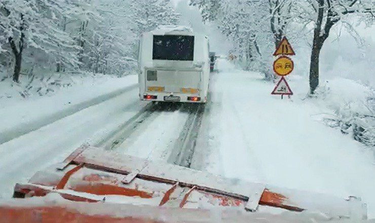 Сильный снегопад в Румынии привел к закрытию некоторых трасс.