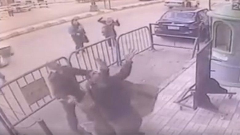 Salvat la limită. Un poliţist a prins un copil de cinci ani, care a căzut de la etajul trei al blocului în care locuia.