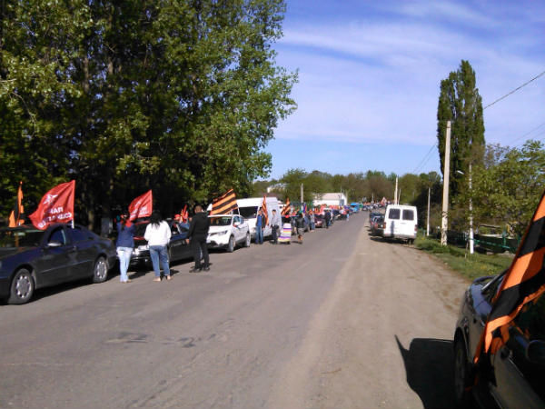 В пробеге приняли участие более 100 машин, за рулем которых находились люди всех возрастов.