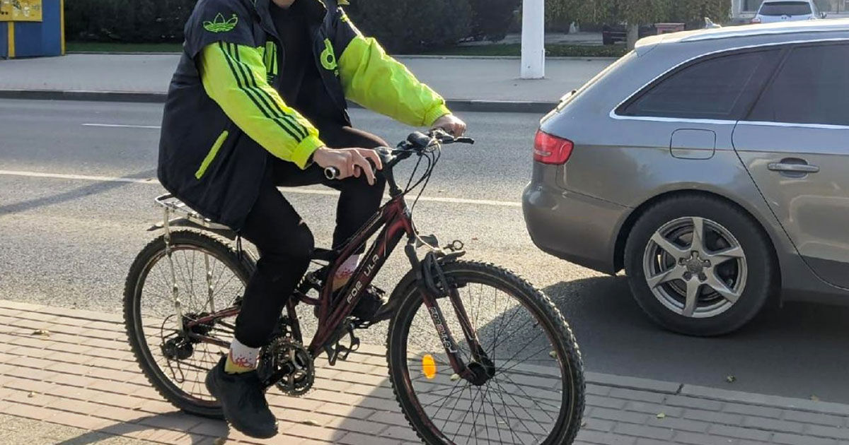 Ce amenzi riscă cicliștii care circulă fără echipament de protecție.