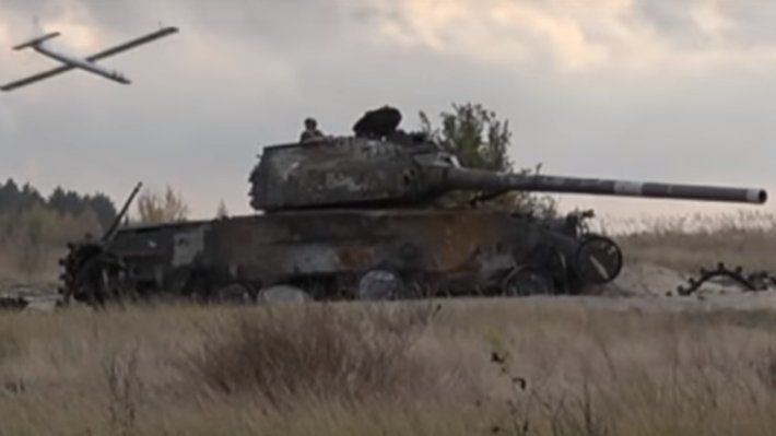 На кадрах показан момент запуска дрона и нанесение удара по танку условного противника. 